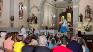 Festa em honra a Nossa Senhora do Rosário
Hoje celebramos com grande alegria e fé a festa em honra a Nossa Senhora do Rosário, Mãe que nos ensina a rezar e a confiar no poder da oração do Santo Terço. 🙏
Durante esta semana, vivemos dias de muita graça com o Tríduo realizado na terça (dia Dela), quarta e quinta-feira, preparando nossos corações para este momento tão especial.
Agradecemos de coração a todos os que participaram, ajudaram na organização, prepararam a liturgia e o almoço e contribuíram de qualquer forma para que esta festa fosse tão bonita e cheia de fé. Que Nossa Senhora do Rosário continue abençoando cada família com amor, paz e esperança. 🌹💙
📸 Confira alguns momentos da celebração de hoje!