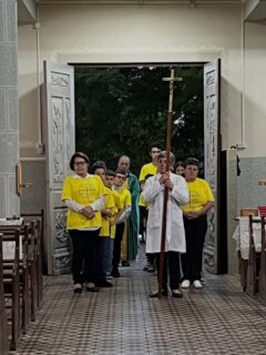 Neste sábado, nossas crianças viveram um dos momentos mais especiais de sua caminhada de fé: a Primeira Eucaristia.
A Eucaristia é o sacramento do amor, o momento em que Jesus se faz presente no pão e no vinho consagrados, dando-nos o Seu próprio Corpo e Sangue. É o centro da vida cristã, onde somos convidados a renovar nossa fé, alimentar nossa alma e permanecer unidos a Cristo.
Para essas crianças, foi o primeiro encontro profundo com Jesus Eucarístico, fruto de um tempo de preparação, oração e aprendizado. Um passo importante na vida de cada uma delas, que agora podem participar plenamente da mesa do Senhor.
A Paróquia São Pedro de Arroio Grande agradece de coração às catequistas, que com tanto carinho e dedicação acompanharam essas crianças durante toda a preparação, transmitindo o amor de Deus e o valor da fé com alegria e exemplo.
Que este encontro com Jesus alimente sempre seus corações, fortaleça suas famílias e as ajude a crescer na fé, na esperança e no amor.
“Deixai vir a mim as criancinhas, porque delas é o Reino de Deus.” (Mc 10,14)
“Eu sou o pão vivo que desceu do céu; quem comer deste pão viverá eternamente.” (Jo 6,51)