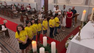 Neste final de semana, nossa Paróquia viveu um momento de muita fé com os nossos catequizandos. Celebramos o Rito da Entrega da Luz, quando cada criança recebe a vela acesa, símbolo de Cristo, a Luz do Mundo. Um gesto simples, mas repleto de significado, que recorda o compromisso assumido no Batismo: caminhar sempre iluminados pela fé.