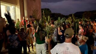Na missa de sábado, celebramos a entrada triunfal de Jesus em Jerusalém, acolhido com ramos e corações cheios de esperança.
Damos início à Semana Santa, um tempo de reflexão, fé e renovação espiritual. Que possamos seguir os passos de Cristo com humildade, confiança e amor.
É tempo de silenciar o coração, renovar a esperança e nos preparar para viver os mistérios da Paixão, Morte e Ressurreição do Senhor.
🙏 “Bendito o que vem em nome do Senhor!” (Mc 11,9)