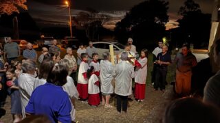 Registros do Sábado Santo:
Na noite do Sábado Santo, nossa comunidade se reuniu para a solene Vigília Pascal, a mais importante celebração da nossa fé.
Iniciando com a bênção do fogo novo, fomos conduzidos da escuridão à luz, recordando que Cristo é a luz que vence todas as trevas. Ao longo da celebração, revivemos a história da salvação, renovamos nossas promessas batismais e, com grande alegria, proclamamos: Ele vive! Ele ressuscitou!
Que a luz do Cristo Ressuscitado ilumine nossos corações e renove em cada um de nós a esperança, a fé e o amor.