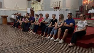 Registros da Quinta-Feira Santa:
Na noite de Quinta-feira Santa, nossa comunidade se reuniu para celebrar a Santa Ceia do Senhor, dando início ao Tríduo Pascal.
Em um gesto profundo de amor e humildade, recordamos o rito do Lava-Pés, onde Jesus nos ensina que servir é o verdadeiro caminho para o Reino de Deus. Ao lavar os pés dos discípulos, Ele nos convida a viver a caridade, o cuidado e a doação ao próximo.
Que este momento tão especial, vivido com fé pelos nossos fiéis, continue ecoando em nossos corações, inspirando-nos a servir com amor, simplicidade e entrega.