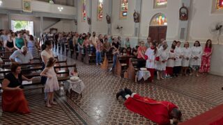 Registros da Sexta-Feira Santa:
Nesta Sexta-feira Santa, nossa comunidade percorreu as ruas em profunda oração e silêncio, acompanhando a procissão com o Cristo Morto.
Recordamos a Paixão e Morte de Nosso Senhor Jesus Cristo, contemplando o mistério do amor que se entrega até o fim pela nossa salvação. Cada passo foi marcado pela fé, pela reflexão e pela gratidão a tão grande sacrifício.
Que este momento de recolhimento toque nossos corações e nos ajude a viver com mais intensidade o verdadeiro sentido da cruz, na esperança da Ressurreição.