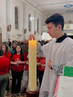 Durante a celebração, os crismandos do Grupo II receberam suas velas acesas a partir do Círio Pascal, sinal vivo de Cristo ressuscitado, luz que ilumina nossas vidas.

Esse gesto simples, mas profundo, recorda que cada um é chamado a levar essa luz ao mundo, sendo testemunha da fé, da esperança e do amor.

Que o Espírito Santo fortaleça nossos jovens nessa caminhada, para que nunca deixem a chama da fé se apagar, mas a mantenham acesa em seus corações e em suas atitudes. 🕯️