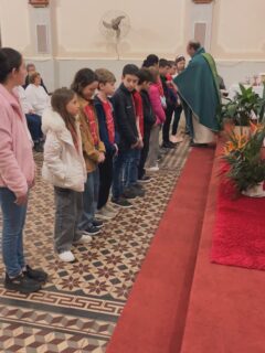 Entrega dos Escapulários para as crianças da Catequese da Paróquia.